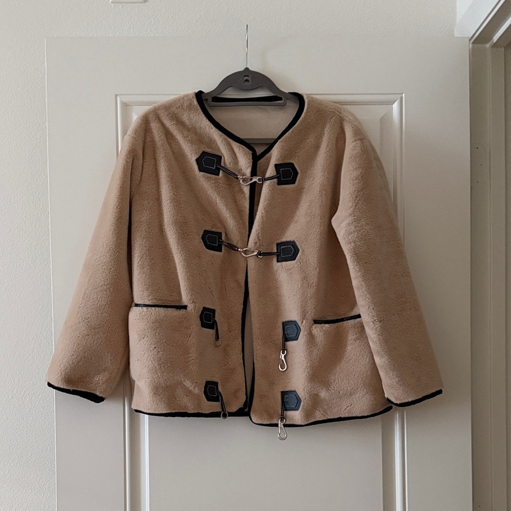 Faux fur jacket (S/M)
